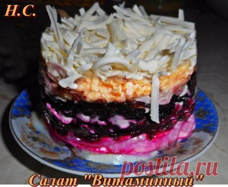 ВИТАМИННЫЙ С ЧЕРНОСЛИВОМ !!! **Слоями, под майонез: 1)яйцо 3шт -кружки, 2)лук -п/кольцаи, ошпарь, и в лим/сок, 3)свекла 2шт -кр/тёрка, сбрызни лим/соком, 4)чернослив 100г -соломка, лим/сок, 5)яблоко -кр/тёрка, лим/сок, 6)сыр 150г -тёрка.