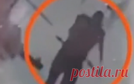 Появились кадры с места стрельбы на автовокзале в израильском Беэр-Шеве. Вооруженный мужчина напал на людей на центральном автовокзале в израильском городе Беэр-Шева днем 6 октября.