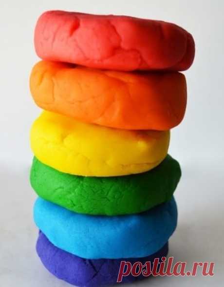 Тесто для лепки 😃👍🖐🏻

✔Рецепт №1: 
Нам потребуется 500 г пшеничной муки, лучше, конечно, взять муку высшего сорта, 200 мл холодной воды, и 200 г соли самого мелкого помола. 
Тесто, приготовленное по этому рецепту очень удобно тем, что все входящие в тесто компоненты – съедобны. Поэтому, даже если ваш маленький творец решит попробовать свое изделие на вкус – можно не переживать. 

✔Рецепт №2: 
Существует ещё один рецепт приготовления соленого теста для лепки. Здесь в со...