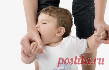 Ребенок кусается и бьет маму по лицу — Психологос