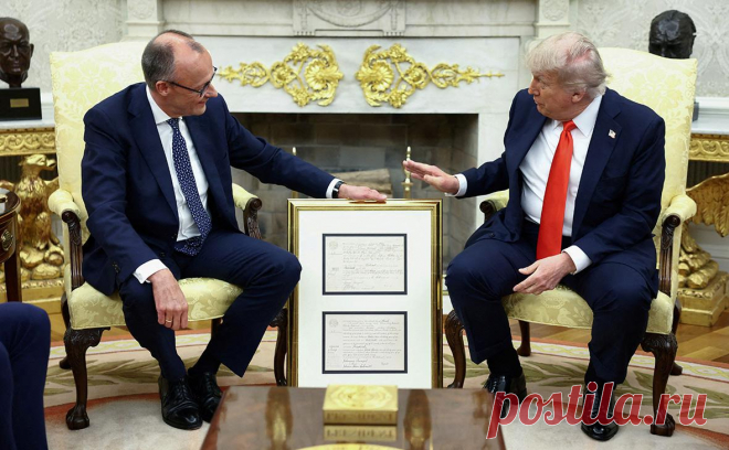 Мерц подарил Трампу свидетельство о рождении его деда. Канцлер Германии Фридрих Мерц во время встречи в Овальном кабинете с американским президентом Дональдом Трампом подарил ему копию свидетельства о рождении его деда, сообщает FOX 5 DC.