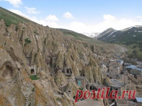 Пещерный город Кандован в Иране В иранской глухомани, на северо-западе страны в провинции Восточный Азербайджан, находится интересное поселение – Кандован. Жилища его жителей вырублены в вулканической породе, а издалека город похож на гигантский термитник. Местное население утверждает, что в эти скалы их загнала монгольская армия 700 с лишним лет назад. С тех пор они не рискнули покинуть свое убежище.