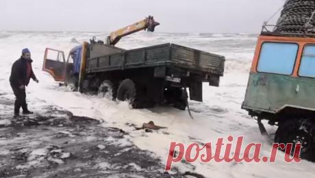 Поселки на Камчатке уходят под воду из-за обрушившегося на регион шторма. Из-за сильных волн несколько населенных пунктов оказались в зоне подтопления на Камчатке. Поселки Оссора, Карага, Ивашка и Октябрьское оказались затоплены водой, рассказал губернатор Камчатского края Владимир Солодов в своем ...