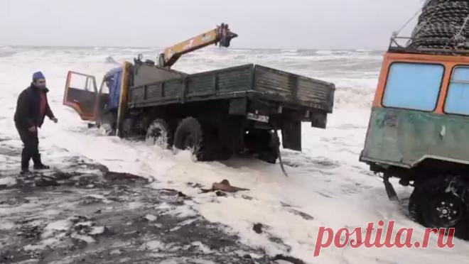 Поселки на Камчатке уходят под воду из-за обрушившегося на регион шторма. Из-за сильных волн несколько населенных пунктов оказались в зоне подтопления на Камчатке. Поселки Оссора, Карага, Ивашка и Октябрьское оказались затоплены водой, рассказал губернатор Камчатского края Владимир Солодов в своем ...