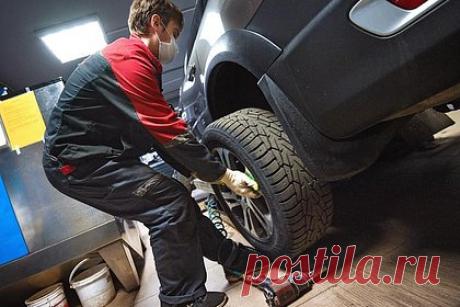 Автоэксперт назвал лучшее время для «переобувания» в зимнюю резину. Вопрос о сроках смены летней резины на зимнюю индивидуален для каждого и зависит от региона проживания и стиля езды водителя, однако есть универсальный совет. Об этом в беседе с «Лентой.ру» рассказал автоэксперт, генеральный директор компании «Мой Автопрокат» Дмитрий Матвеев.