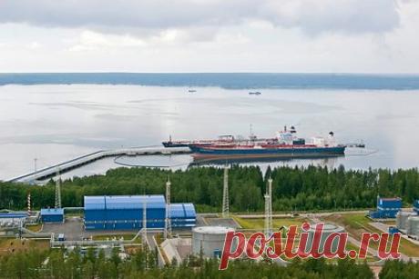 В Латвии сообщили о перевозке российского топлива через Ригу на Украину. С начала года как минимум три танкера с топливом, вышедшие из Санкт-Петербурга, разгрузились в рижском порту, а оттуда груз забрали украинские бензовозы. В компании PARS Termināls, на склады которой поставлялось топливо, утверждают, что груз задекларирован как казахстанский, но документы оказались поддельными.