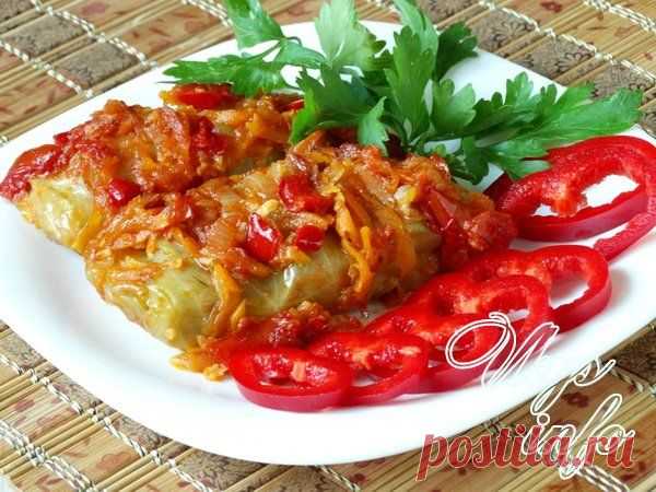 Голубцы, запеченные в духовке Начинаете приготовление голубцов с разбора капусты на отдельные листья. Для этого блюда кочан капусты лучше всего брать весом около 1,5 кг. Вырезаете острым ножом кочерыжку, т. е. делаете в кочане углубление, благодаря которому листы смогут легко отделяться. Помещаете кочан в кастрюлю с водой