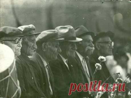 ՇՆՈՐՀԱՎՈՐ ՄԱՅԻՍ 28🇦🇲

1918 թ. մայիսին Սարդարապատի հերոսամարտի կերտիչներն ու Հայաստանի անկախության կորսված Արևը հետ բերողները 1982 թ.-ին Սարդարապատի հուշահամալիրում։

1918 թ. մայիսին օրակարգում էր դրված հայ ժողովրդի լինել-չլինելու, իր Հայրենիքի մի փոքր անկյունում՝ Արևելյան Հայաստանում, ապրելու, գոյատևելու հարցը: Հայ ժողովուրդը հերոսաբար լուծեց այդ պատմական խնդիրը, կարողացավ ջախջախել թուրքական զորքերին և զենքով ձեռք բերել սեփական Հայրենիքում ապրելու և զարգանալու իրավունքը: