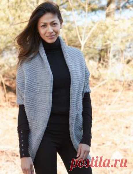 Жилет вязаный спицами одной деталью Удобный жилет спицами для женщин, выполненный из пряжи на основе акрила сдержанного серого цвета. Такую вещь можно носить каждый день...
