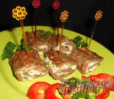 Рулетики из говяжьей печени Очень вкусная закусочка из печени. Приготовленное из обычных продуктов, это блюдо отлично будет смотреться на праздничном столе. Печень говяжья (телячья) — 400-500 г; Яйца — 1-2 шт; Лук репчатый — 1 шт; Мука — 3 ст.л.; Соль, перец черный молотый (по вкусу) ; Сыр твердый — 100 г; Майонез — 100 г; Чеснок — 1-2 зуб.; Зелень ; Растительное масло (для обжаривания) ;