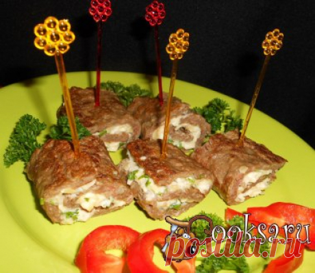 Рулетики из говяжьей печени Очень вкусная закусочка из печени. Приготовленное из обычных продуктов, это блюдо отлично будет смотреться на праздничном столе. Печень говяжья (телячья) — 400-500 г; Яйца — 1-2 шт; Лук репчатый — 1 шт; Мука — 3 ст.л.; Соль, перец черный молотый (по вкусу) ; Сыр твердый — 100 г; Майонез — 100 г; Чеснок — 1-2 зуб.; Зелень ; Растительное масло (для обжаривания) ;