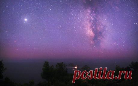 Планета Юпитер -  третий по яркости объект на нашем небе. Самыми яркими небесными объектами нашей Солнечной системы кроме Солнца являются Венера и Луна. Однако Юпитер светит даже ярче, чем самая яркая звезда на небосклоне -  Сириус. В хороший бинокль или маленький телескоп можно увидеть белый диск Юпитера, а также его 4 ярких Галилеевских спутника. / Интересный космос