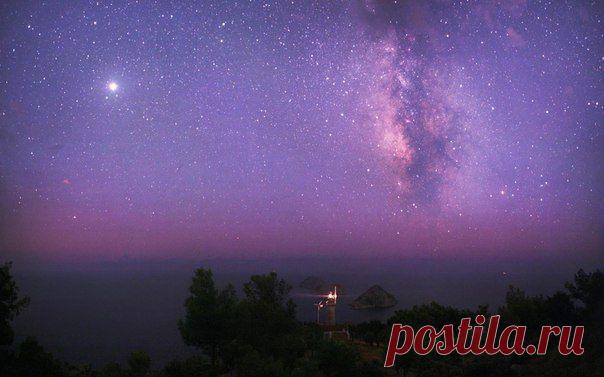 Планета Юпитер -  третий по яркости объект на нашем небе. Самыми яркими небесными объектами нашей Солнечной системы кроме Солнца являются Венера и Луна. Однако Юпитер светит даже ярче, чем самая яркая звезда на небосклоне -  Сириус. В хороший бинокль или маленький телескоп можно увидеть белый диск Юпитера, а также его 4 ярких Галилеевских спутника. / Интересный космос