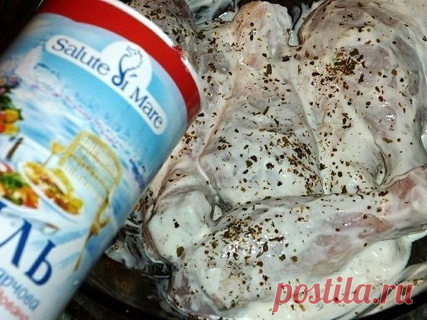 КАРТОШКА С КУРИНЫМИ НОЖКАМИ В ДУХОВКЕ 
Блюдо получается обалденное 
Ингредиенты: 
- 6 куриных ножек;
- 1 кг картофеля;
- 250 г сметаны;
- соль, сухие травы, перец - по вкусу;
- 2 зубчика чеснока;
- 300 г сыра.
Приготовление: 
Куриные ножки солим, перчим, посыпаем сухими травами, добавляем чеснок, пропущенный через пресс, и сметану. Перемешиваем и оставляем минут на 30.
Очищенный картофель режем достаточно тонкими кружками, солим, перчим, выкладываем в жаропрочную форму.
На...