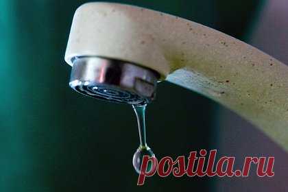 Россиянам раскрыли способы меньше платить за воду. Меньше платить за воду поможет своевременный ремонт в ванной, регулярная подача показаний счетчиков и поверка приборов учета. Способы сэкономить на счетах ЖКХ назвал коммерческий директор УК «Росводоканал» Александр Запруднов. Кроме того, уменьшить расход воды помогут рычаговый смеситель и аэратор на душе.