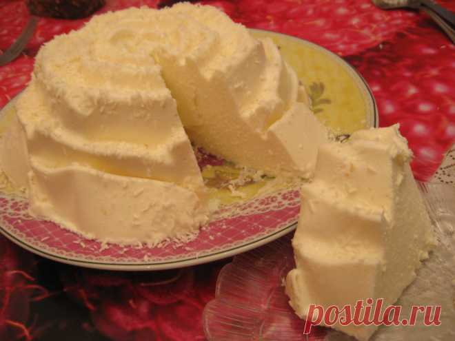 торт ТВОРОЖНЫЙ С ЗАВАРНЫМ КРЕМОМ 

Содержит в 100 г: 
Калории: 208.4KCal, 
Белки: 9.635г, 
Жиры: 7.622г, 
Углеводы: 26.554г 

Ингредиенты:

300 г творога 9%
0,5 стакана молока
80 г сметаны 10-15% жирности
15 г желатина 
2 яйца 
4 ст.л. сахара