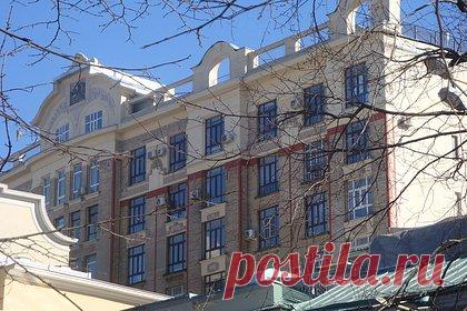 Названа стоимость жилья в исторических зданиях Москвы. Россиянам назвали стоимость жилья в некоторых исторических зданиях Москвы. На данный момент свободное жилье имеется в Доме Нирнзее в Большом Гнездниковском переулке, в одной из семи высоток на Котельнической набережной и в бывшем доходном доме на улице Малая Молчановка.