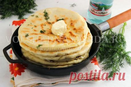 Ленивые хачапури | Волшебная Eда.ру В классическом рецепте хачапури готовятся с начинкой из сыра сорта чкинти хвели (он же имеретинский сыр). Если найти его не удалось, то можно смешать фету, сулугуни, брынзу и творог, получится похожий вкус. Что касается теста, то оно замешивается на минеральной воде. Лучше всего использовать боржоми, впрочем, вы можете взять и другую сильногазированную воду, которая сделает тесто нежным и мягким. Готовить ленивые хачапури с сыром будем н...