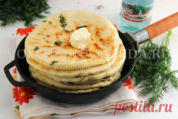 Ленивые хачапури | Волшебная Eда.ру В классическом рецепте хачапури готовятся с начинкой из сыра сорта чкинти хвели (он же имеретинский сыр). Если найти его не удалось, то можно смешать фету, сулугуни, брынзу и творог, получится похожий вкус. Что касается теста, то оно замешивается на минеральной воде. Лучше всего использовать боржоми, впрочем, вы можете взять и другую сильногазированную воду, которая сделает тесто нежным и мягким. Готовить ленивые хачапури с сыром будем н...