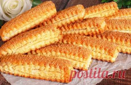Самое вкусное и быстрое печенье. Домашний рецепт сахарного печенья
#печенье 

Ингредиенты:
Мука — 350 г;
Сахар — 130 г;
Сливочное масло — 150 г;
Яйцо — 2 шт.;
Ванильный сахар — 8 г;
Соль — щепотка;
Молоко — 60 мл;
Дрожжи сухие — 1,5 ч.л.

Готовим:
В миске надо смешать столовую ложку сахара с дрожжами, влить в сыпучие продукты теплое молоко. Растапливаем сливочное масло, слегка остужаем и добавляем в дрожжевую смесь, вместе с яйцами.
Взбиваем ингредиенты до однородности, вс...