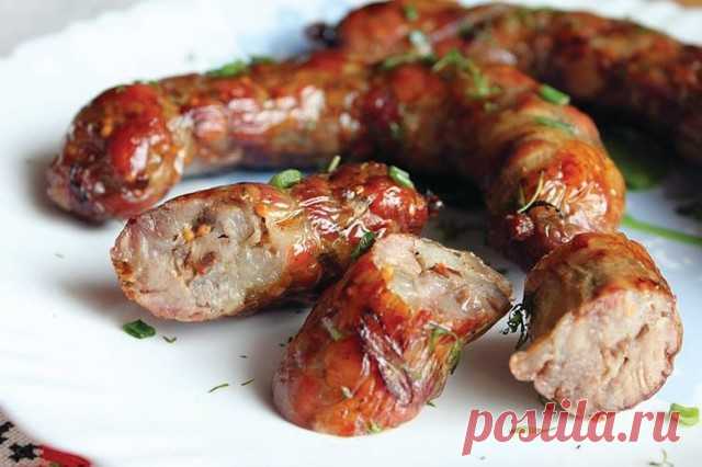 ДОМАШНЯЯ КОЛБАСА В ФОЛЬГЕ 
Самая вкусная из всех колбас – это, конечно же, домашняя колбаса, сделанная своими руками, без всяких вредных добавок и примесей. Но вот проблема: не каждая хозяйка «горит желанием» заморачиваться с кишками. Это кропотливое дело не многих привлекает, особенно с непривычки. Поэтому сегодня мы вам предлагаем очень простой и потрясающе вкусный рецепт настоящей домашней колбасы, которую можно приготовить без кишок, в фольге. Можно использовать также ...