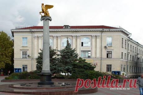 Керчь - один из старейших городов мира. Он всего на год моложе «вечного города» Рима. © Керчь. Стела с золотым грифоном, символом города-героя в честь 2600-летия Керчи на фоне Почтамта