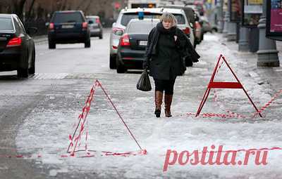 В Москве возбудили дело после падения наледи на генерал-лейтенанта МЧС Елизарова. Он был госпитализирован