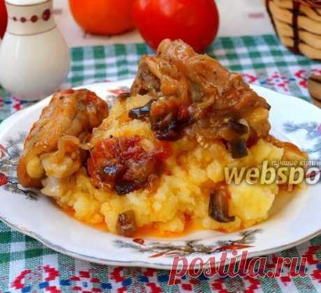 Жареная курица в соусе с баклажанами
