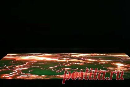 Samsung изобрела «дисплей будущего». Samsung представила прототип дисплея, способного воспроизводить трехмерное изображение. Прототип растягиваемого экрана имеет диагональ 13 дюймов. Матрица дисплея может трансформироваться и изгибаться в нескольких направлениях. Таким образом, она воспроизводит 3D-контент на двухмерном экране.