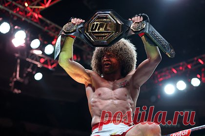 Чемпион UFC встал на колено перед Трампом