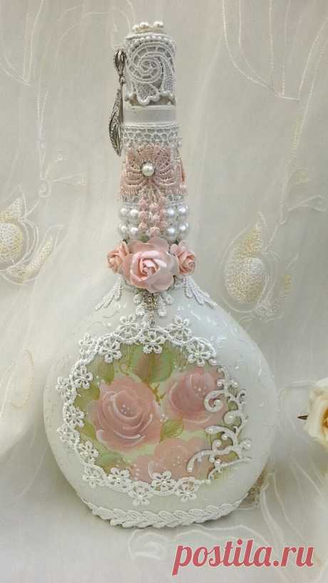 Shabby chic bottle, altered bottle with hand painted roses, pretty lace, pearl detail and faux jewels. Altered bottles. | Bottles