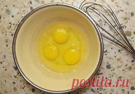 Вареный омлет в пакете - это фантастика! 
Итак: 
3 яйца, 
2/3 стакана молока, 
соль. 
Если вы любите сладкий омлет, то можете добавить сахар. 
Если что-то попикантнее, то зелень. 
Нам полюбился без добавок. Взбиваем миксером яйца с солью до пены, добавляем молоко и взбиваем опять. 
Масса жидкая, но пышненькая получается. 
Берем два целлофановых пакета, складываем один в один и выливаем массу. 
(кто не хочет в целлофановых пакетах берите рукав для запекания) 
Завязываем меш...