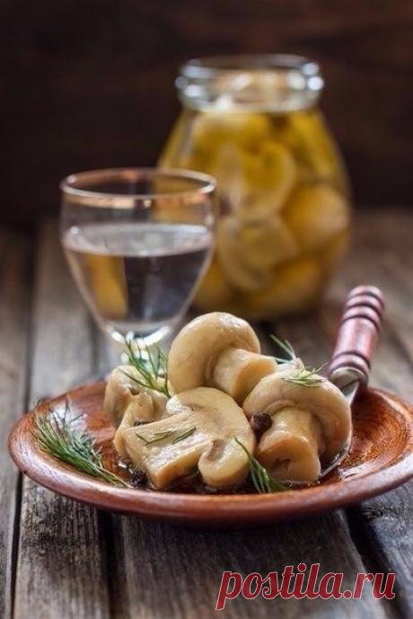 МАРИНОВАННЫЕ ШАМПИНЬОНЫ ЗА 5 МИНУТ. Съедается моментально 

ИНГРЕДИЕНТЫ: 
 
- Шампиньоны — 500 г 
- Уксус (столовый, 9%) — 60 мл 
- Масло растительное — 120 мл 
- Чеснок — 3 зуб. 
- Перец черный (горошком) — 10 шт 
- Сахар — 2 ч. л. 
- Соль — 1 ч. л. 
- Лавровый лист — 4 шт 

ПРИГОТОВЛЕНИЕ: 

1. Шампиньоны помыть, крупные шампиньоны разрезать на 4 части, средние наполовину, мелкие можно оставить целыми. 
2. В кастрюльке, где будете варить грибы, приготовить маринад - смеша...