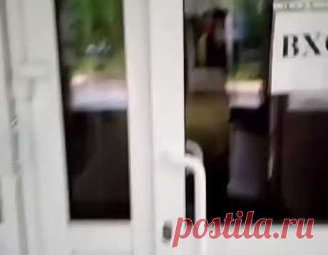Россиянка сообщила о полном отсутствии охраны в школе в Казани. Жительница Казани сняла на видео полное отсутствие охраны в школе. Сообщается, что видео снято матерью одного из учеников казанской гимназии №8. Россиянка беспрепятственно заходит днем в здание школы, показывая, что перед этим из него вышел, предположительно, охранник. В кадр также попали пустые будка и комната охраны.
