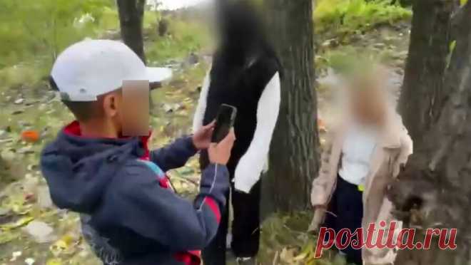 Подростки из Тывы заставили сверстницу извиняться на коленях и избили. Школьница из Тывы издевалась над сверстницей, заставляя просить прощения. Об этом сообщает Telegram-канал "Сапа". Инцидент произошел в Кызыле. На кадрах, которые сняли сами школьники, заметно, как пострадавшая стоит на коленях и ...
