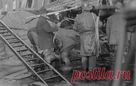 10 впечатляющих фото сахарного потопа в Бостоне | Чёрт побери 98 лет назад в США произошла одна из самых странных катастроф ХХ века: часть города Бостон оказалась затоплена липкой сладкой жидкостью. Архивные фото и факты о «потопе» — в нашем посте.     Утро 15 января выдалось не по-зимнему теплое — солнечная погода выманила на улицу сотни жителей северного Бостона. Большинство из них были выходцами из Ирландии и Италии. Вдруг над городом прогремел низкий грохот — лопнула ч...