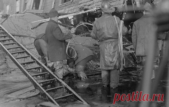 10 впечатляющих фото сахарного потопа в Бостоне | Чёрт побери 98 лет назад в США произошла одна из самых странных катастроф ХХ века: часть города Бостон оказалась затоплена липкой сладкой жидкостью. Архивные фото и факты о «потопе» — в нашем посте.     Утро 15 января выдалось не по-зимнему теплое — солнечная погода выманила на улицу сотни жителей северного Бостона. Большинство из них были выходцами из Ирландии и Италии. Вдруг над городом прогремел низкий грохот — лопнула ч...