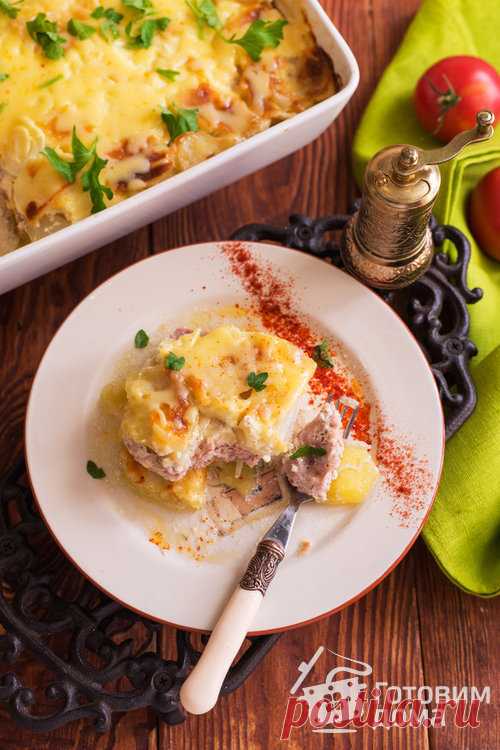 Картофельная запеканка с курицей и сметаной. Вместо курицы можно взять индейку, говядину или свинину, либо смесь из двух сортов мяса. Картофель, запеченный с любым видом мяса, получится отличным блюдом, не требующим много усилий со стороны хозяйки.

Если готовить из сырого картофеля, то блюдо будет запекаться около 1-1,5 часов (в зависимости от размера противня). Но можно предварительно нарезать картофель ломтиками и отварить около 5 минут, на среднем огне. Тогда запеканка...