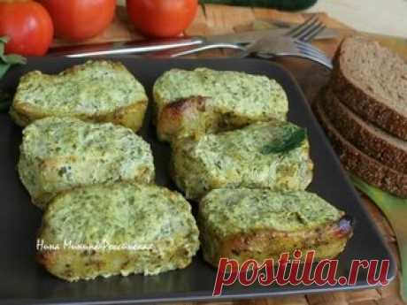 Мясо по-грузински. Очень вкусно!  Приготовление:  Кусок свинины нарежьте на ломти толщиной 1,5 — 2 см.  Отбивать не нужно.  Приготовьте маринад из лимонного сока, мёда и хмели сунели. Маринуйте мясо около двух часов.  Затем добавьте сметану, посолите и перемешайте.  Поместите куски свинины на чуть смазанном противне в духовку.  и запекайте при 180-200 градусов до готовности.  Мясо свинины по-грузински готово.  Подавайте мясо по-грузински с овощными гарнирами,  а также со с...