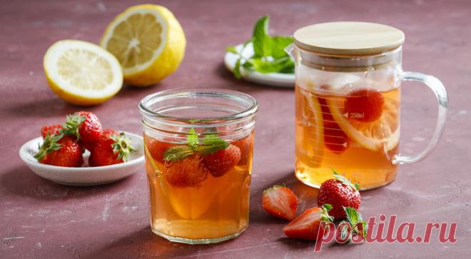 Мохито из клубники на зиму. Мохито из клубники это далеко не рядовой клубничный компот, который обычно консервируют на зиму. Его главная особенность – добавление к ягодам ломтиков лимона и листьев свежей мяты, придающих десерту ...