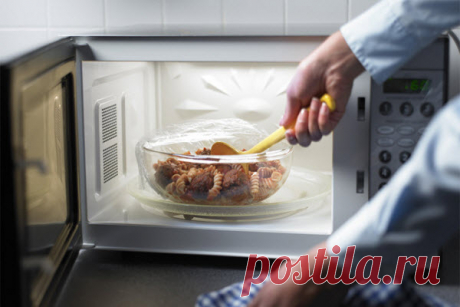 5 ТРЮКОВ ДЛЯ МИКРОВОЛНОВКИ, КОТОРЫЕ СЭКОНОМЯТ МАССУ ВРЕМЕНИ Как и многие гениальные изобретения, микроволновая печь появилась случайно. Во время экспериментов с магнетроном инженер Перси Спенсер заметил, что шоколад в его кармане расплавился.



Он решил с пользой использовать способность устройства нагревать продукты и запатентовал микроволновую печь. П