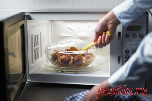 5 ТРЮКОВ ДЛЯ МИКРОВОЛНОВКИ, КОТОРЫЕ СЭКОНОМЯТ МАССУ ВРЕМЕНИ Как и многие гениальные изобретения, микроволновая печь появилась случайно. Во время экспериментов с магнетроном инженер Перси Спенсер заметил, что шоколад в его кармане расплавился.



Он решил с пользой использовать способность устройства нагревать продукты и запатентовал микроволновую печь. П