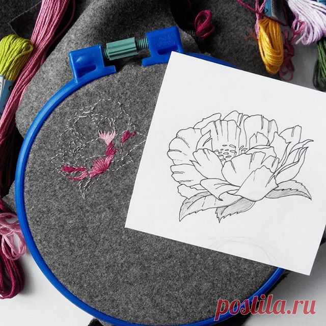 Весна - это не только солнце, щебет птиц, капель и ручьи, но и всегда надежда... #брошьручнойработы #брошь #украшение #handmade #broochhandmade #embroidery #broochembroidery #пермь #kseniyaloza #красота #beautifulbrooch #textile #fabricbrooch #вышивка #вышивкагладью #гладь #handembroidery #needlework #handcraft #art_we_inspire #цветок #пионы #peonies #скоробудетготово