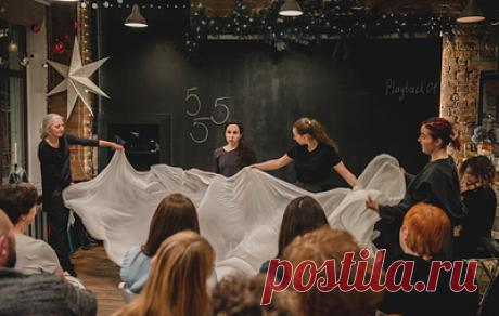 Плейбек и &quot;Простодушные&quot;: от рождения спектакля прямо на сцене до игры &quot;особенных&quot; актеров. В последний месяц этой весны многие театры представят публике свои новинки. Среди них и неклассические театральные организации, такие как Театр Простодушных, где играют актеры с синдромом Дауна, и Playback01, в котором сценаристами становятся сами зрители. О том, что это за театры, кто там играет и для чего туда стоит прийти, — в материале ТАСС