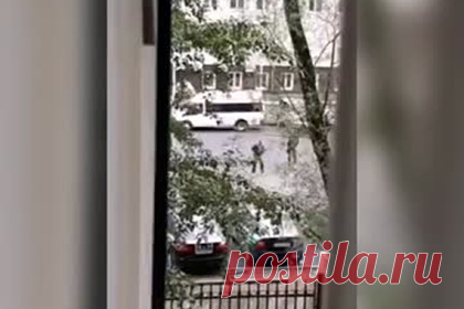 Приставы устроили учения с оружием под окнами жилого дома и напугали россиян. В Москве судебные приставы устроили учения с оружием под окнами жилого дома, чем напугали жильцов. На кадрах, снятых очевидцем из квартиры, видно, что окна выходят на двор ФССП. На нем судебные приставы отрабатывают учения с оружием в руках. Раньше данное строение принадлежало роддому.
