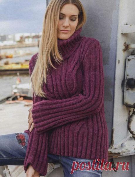 Свитер резинкой с узором коса.