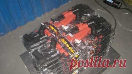 На Урале таможенники изъяли 240 &quot;автоматов Калашникова&quot;. Таможенники не пропустили через границу 240 пластмассовых автоматов несмотря на то, что они были задекларированы. Об этом сообщает Уральское таможенное управление. Уральский предприниматель, продающий игрушки, закупил и задекларировал ...