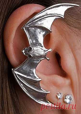 Кафф Летучая мышь.
Модель не требует прокола уха, крепление с помощью манжеты-клипсы