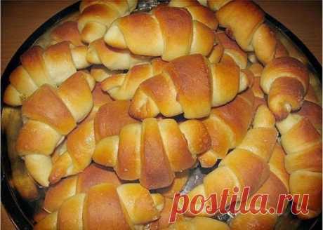 РОГАЛИКИ


Ингредиенты:
 200 г. маргарина
 1 ст. молока
 20 г. дрожжей
 мука(сколько возьмет тесто)