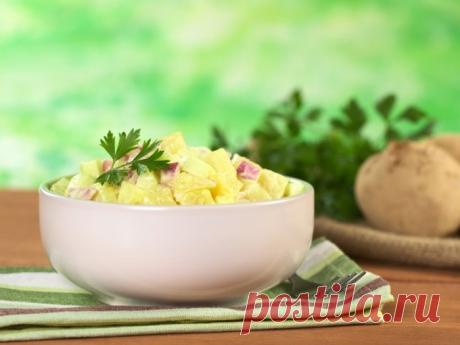 На скорую руку: картофельный салат с ветчиной и чесноком